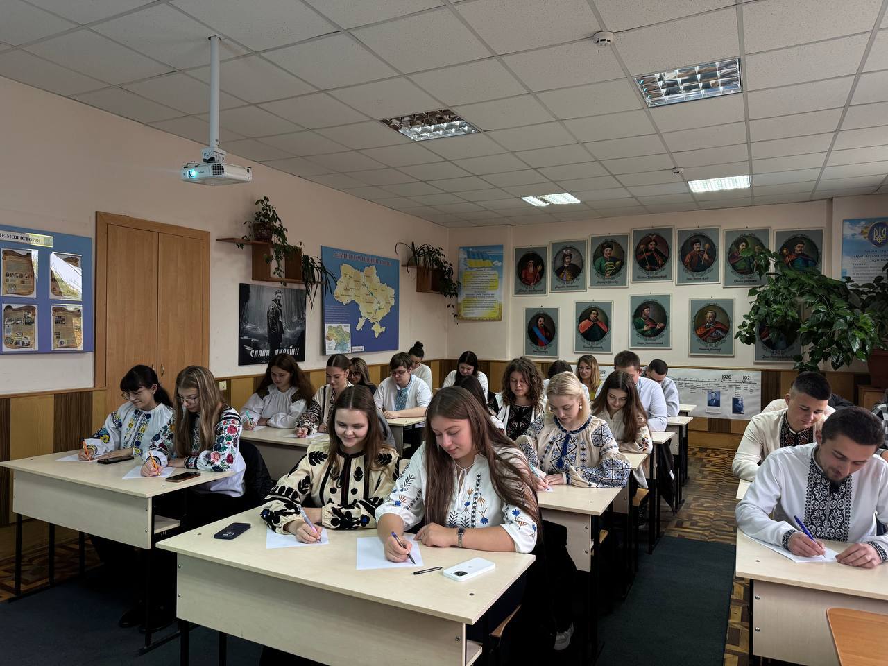 Студенти коледжу пишуть Радіодиктант національної єдності